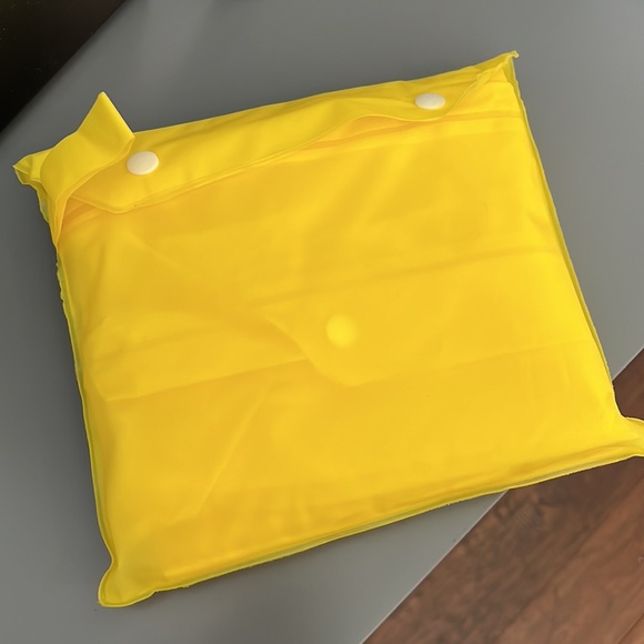 3/$12 Children’s Yellow Rain Coat - Size M -  Georgie or Coraline Costume 🎈 - Picture 2 of 2